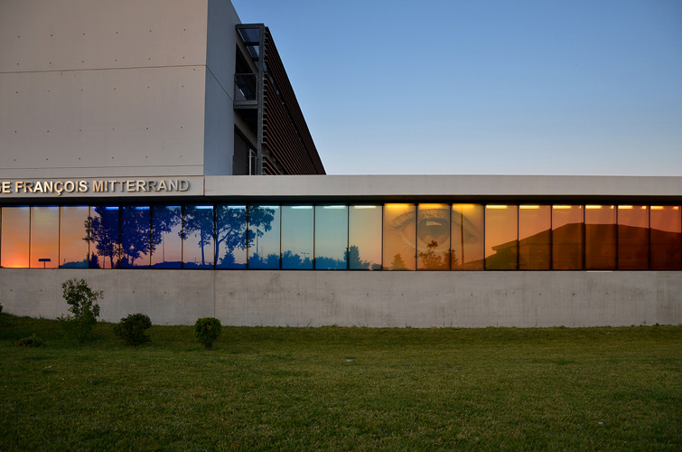 VeV / ec&uk / Façade nocturne /1% artistique collège François Mitterrand, Simiane, Marseille / 2013