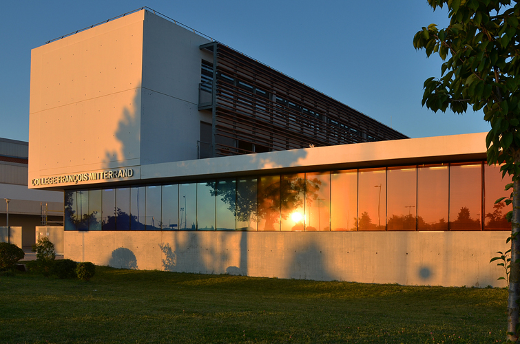 VeV / ec&uk / Façade nocturne /1% artistique collège François Mitterrand, Simiane, Marseille / 2013