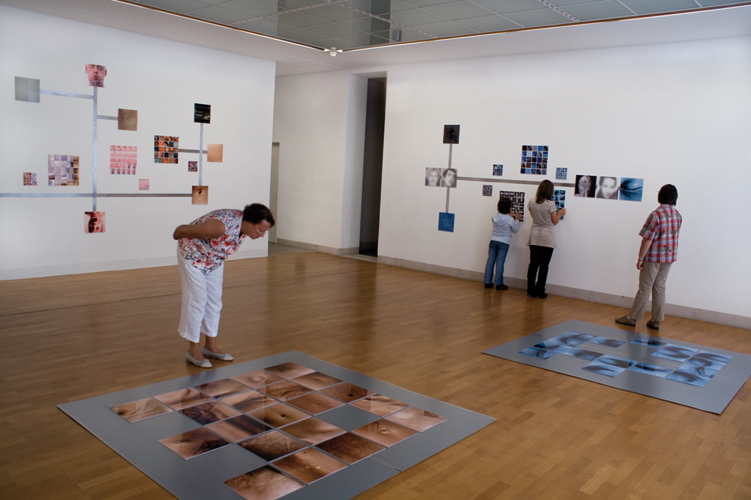 Installation hybride, 25 pièces uniques à 29 x 29 cm, memory complet 160 x 160 cm sur plaque en métal, Edition 25 pièces de 7,5 x 7,5 cm,  centre d'art Stuttgart Sindelfingen